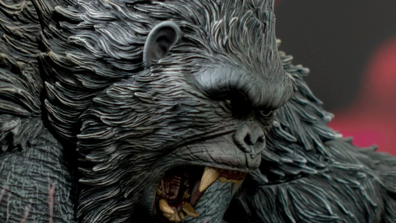 King Kong Rises with New Godzilla x Kong Statue from Diamond 