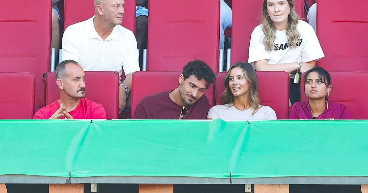 Mats Hummels überrascht mit Freundin Nicola im Bundesligastadion