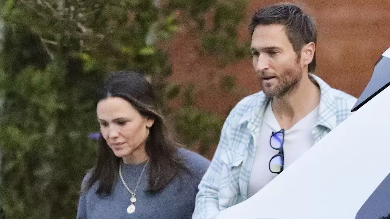 Jennifer Garner enjoys dinner date with boyfriend John