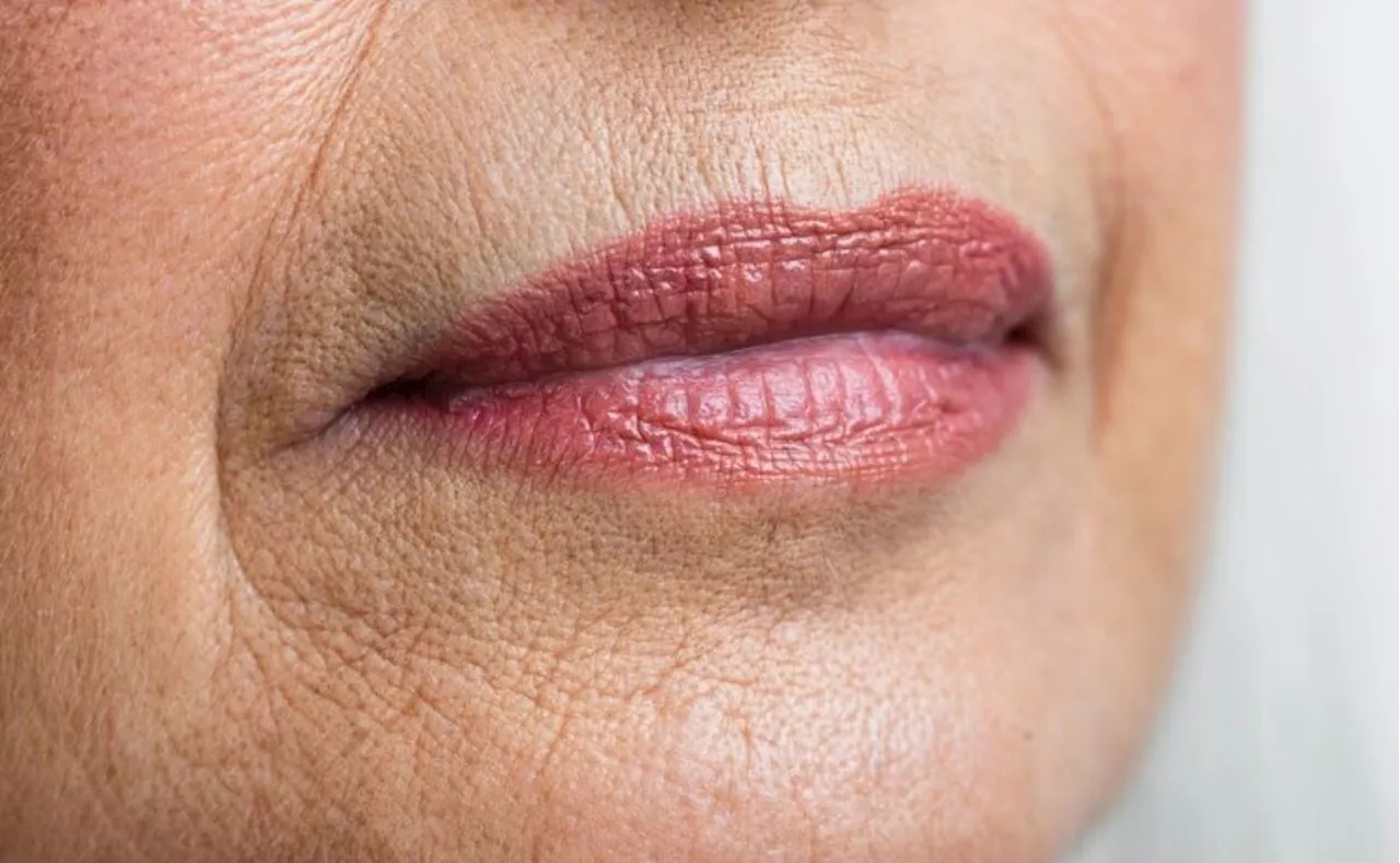 Trucos de los dermatólogos para evitar arrugas en los labios después de los 50