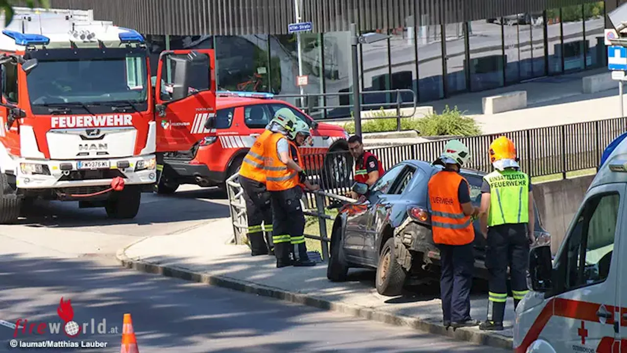 Oö: Geländer verhindert Autoabsturz auf Parkplatz in Thalheim bei Wels