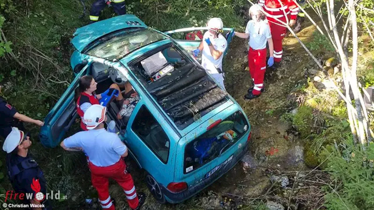 Oö: Pkw touchiert im Weissenbachtal Betonpfeiler und springt über Bachbett → zwei Verletzte, Rettung mit Kran und Korbschleiftrage