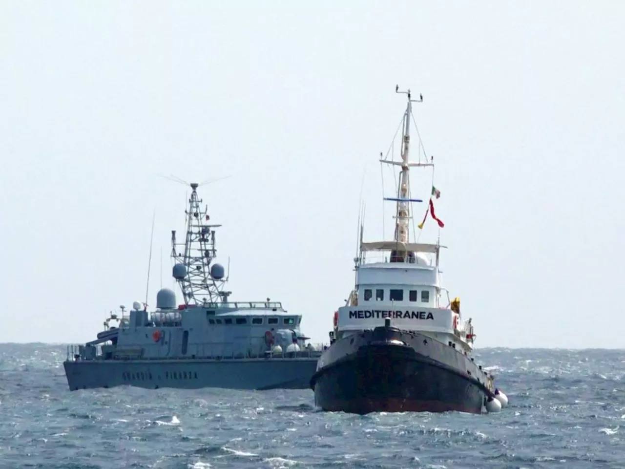 'Prego per voi'. Il Papa benedice Mare Jonio. E i vescovi mettono in mare la loro barca