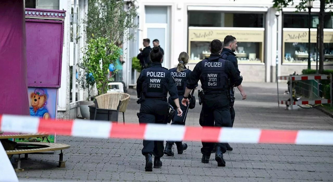 Attentato a Solingen, passanti accoltellati. L'identikit del killer: alto 1.70, vestito di nero con barba folt