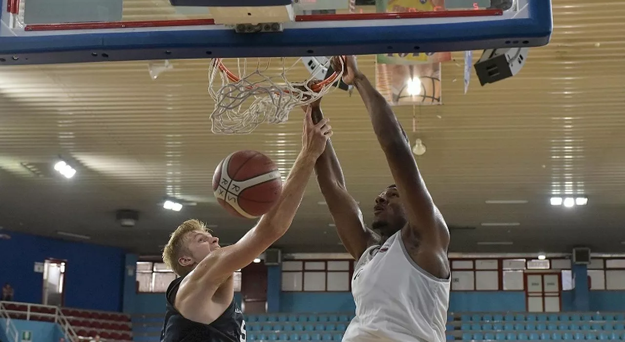 Sebastiani, buona la prima: Cassino ko 85-41. Foto. A bordocampo il patron Pietropaoli