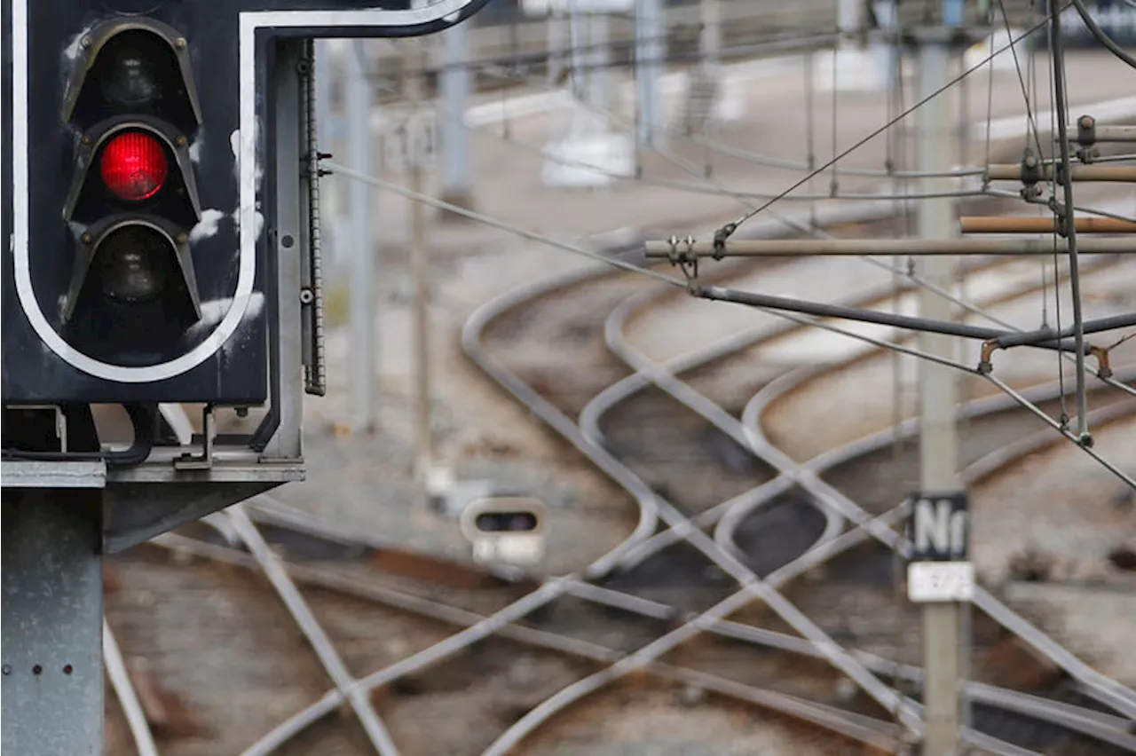 Bahnstrecke Köln-Aachen nach Lkw-Unfall weiter gesperrt