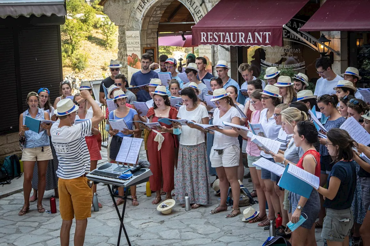 « On chante, on marche, on prie » : les secrets du succès des routes chantantes