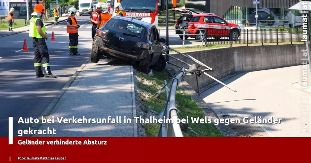 Auto bei Verkehrsunfall in Thalheim bei Wels gegen Geländer gekracht