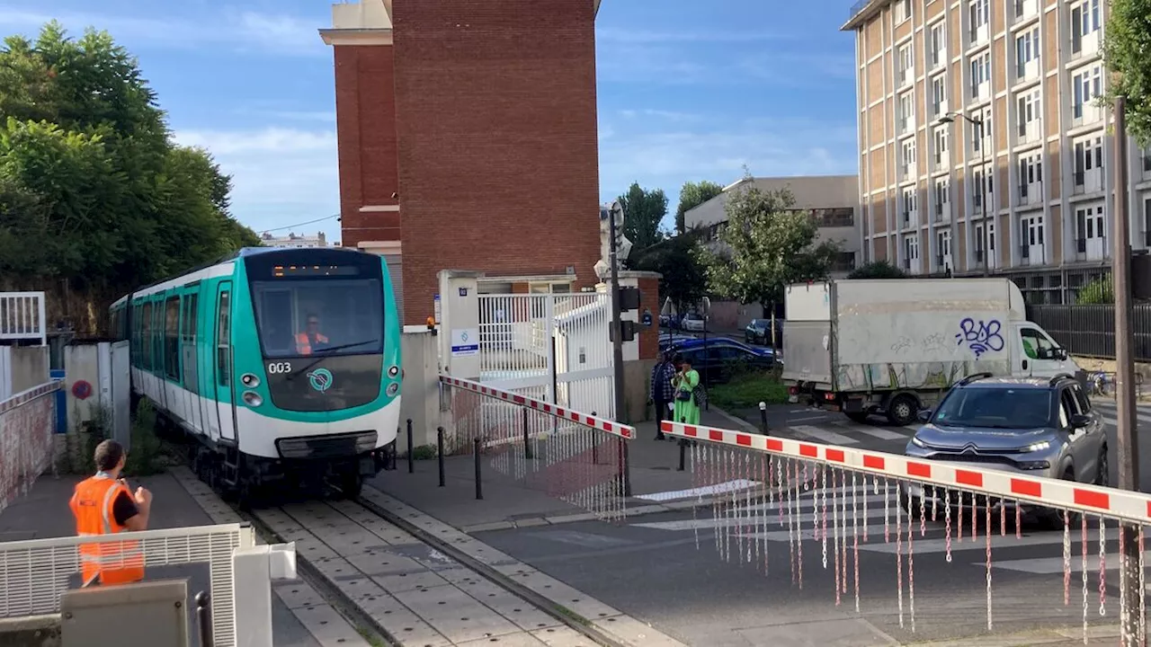 Ici, pas de trains mais des métros : découvrez le seul passage à niveau de Paris