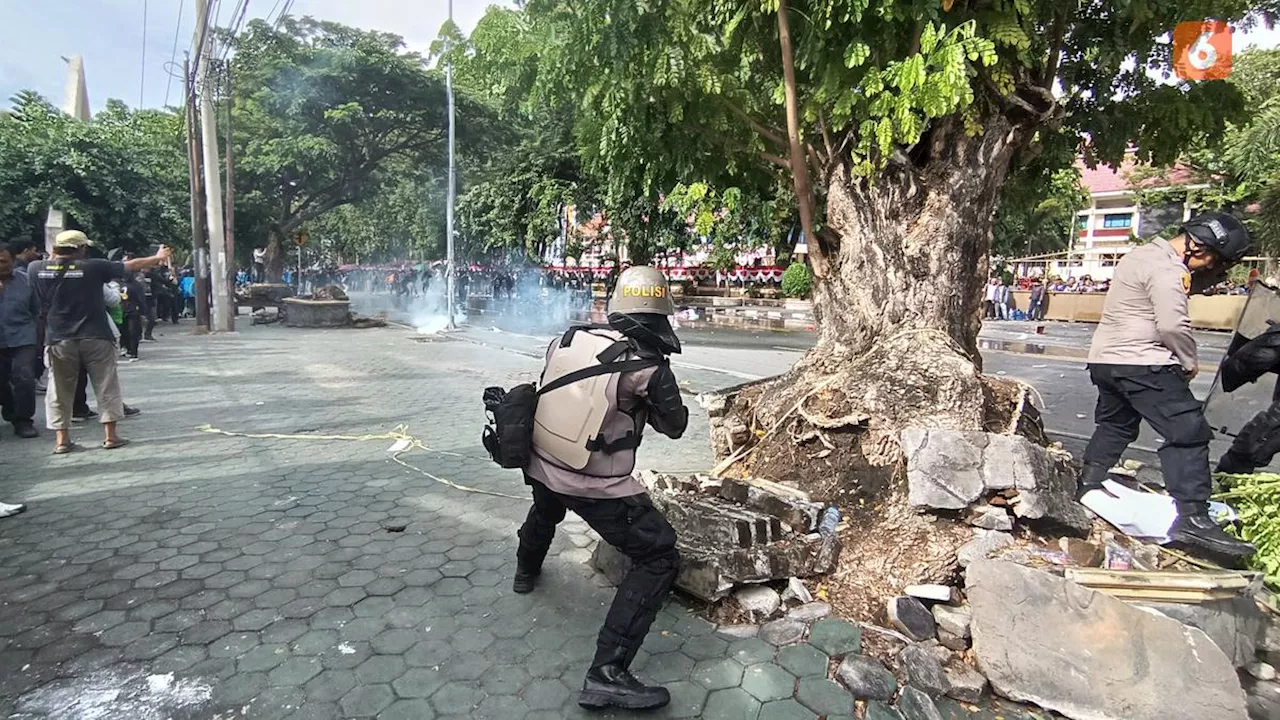 Gagal Duduki DPRD Sulteng, Mahasiswa di Palu Lempari Polisi saat Aksi Kawal Putusan MK