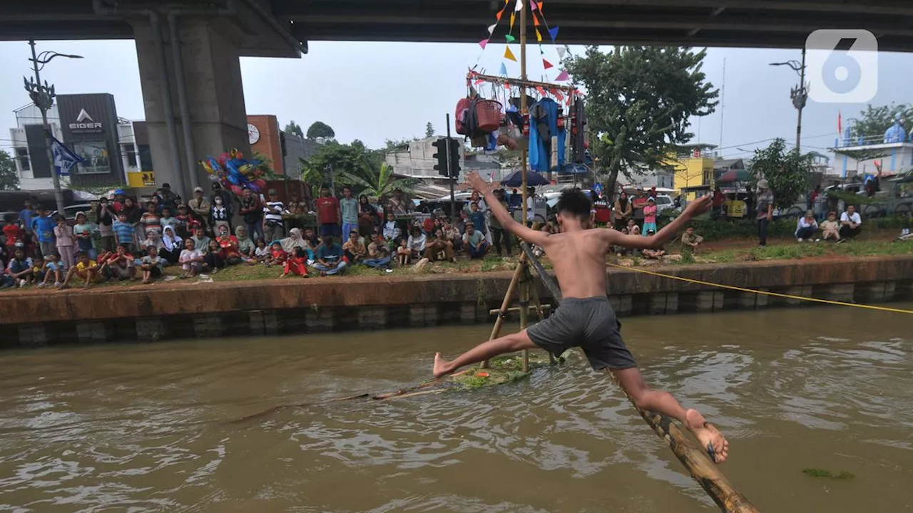 Keseruan Lomba Titian Bambu dan Gebuk Bantal Ala Warga Kalimalang