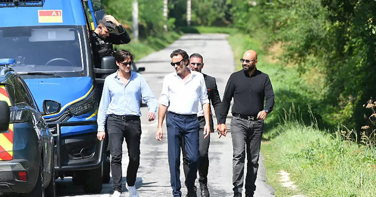 En photos, plus soudés que jamais, Alain-Fabien et Anthony Delon saluent les fans avant les obsèques de leur père