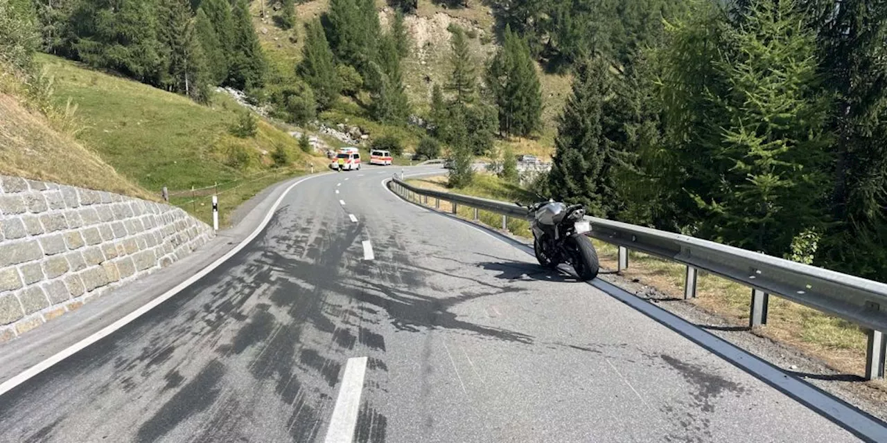 Zernez GR: Motorradfahrer prallt in gestürzten Töfffahrer