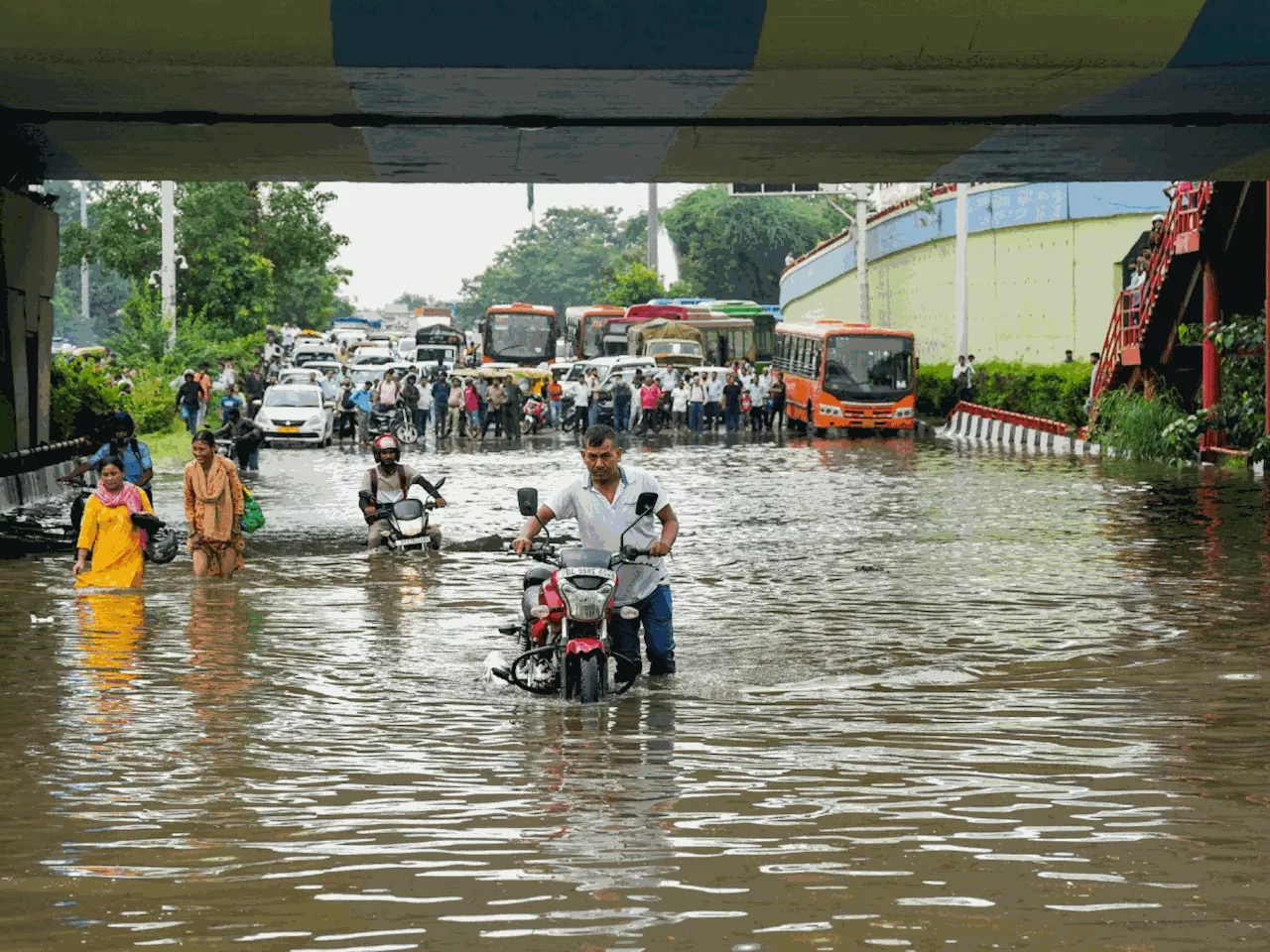 Delhi Rain: घंटेभर की बारिश और डूब गई दिल्ली! भयंकर जाम में फंस गए लोग, तस्वीरों में देखिए मंजर