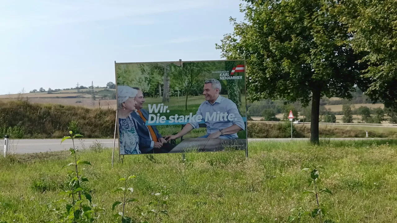 Gänserndorfer Gemeinderat lacht mit Kanzler vom Wahlplakat