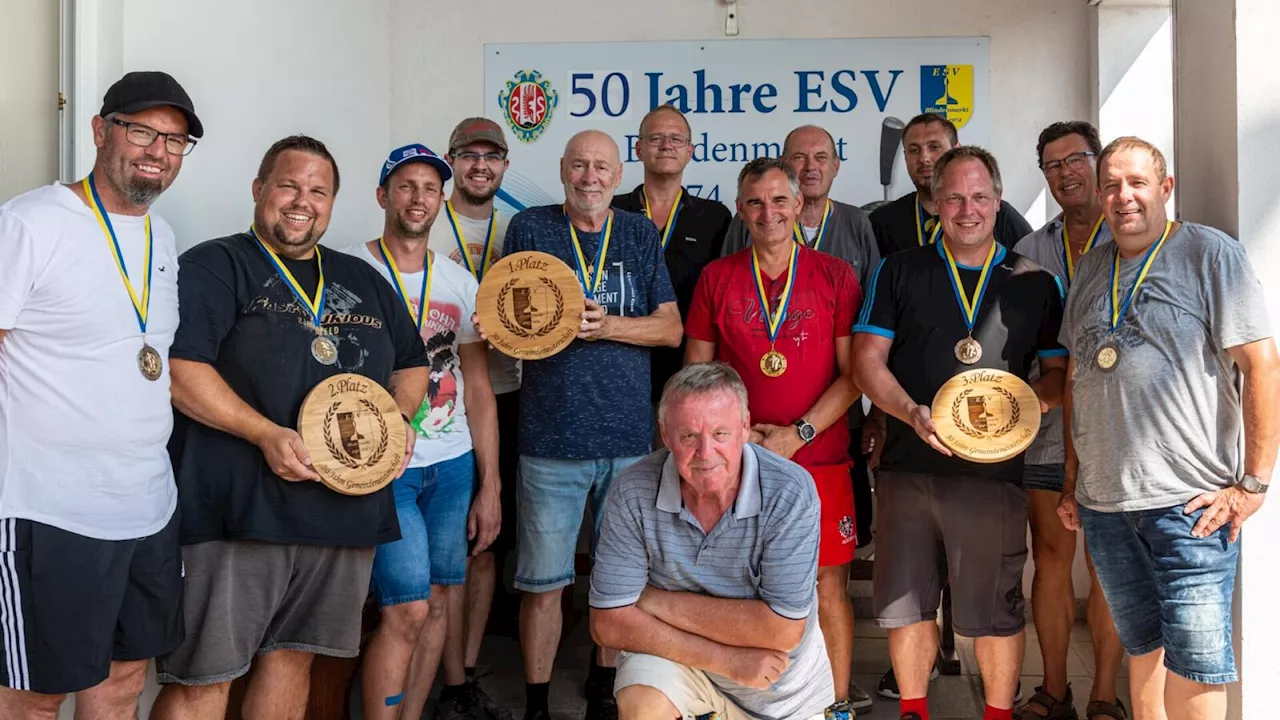 Zahlreiche Besucher beim Asphaltstockschießen in Blindenmarkt