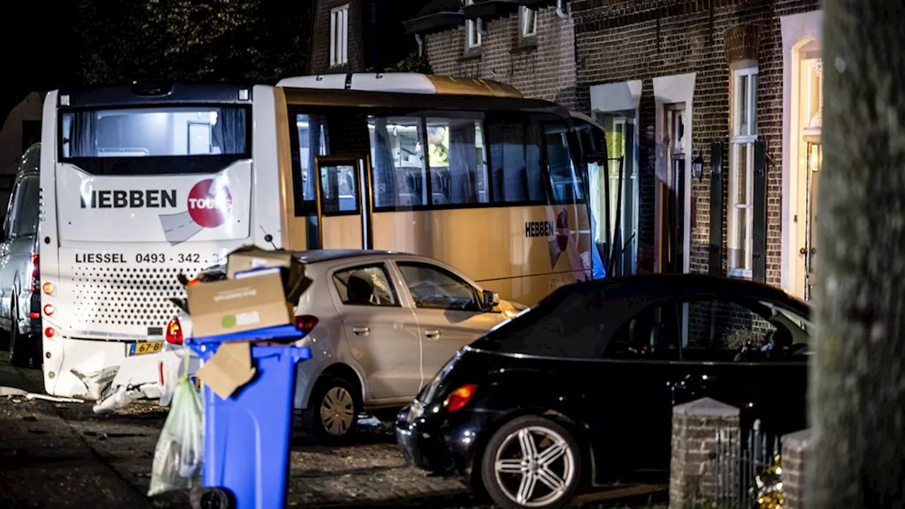 Bus met bruiloftsgasten botst tegen huis in Beek en Donk, chauffeur omgekomen