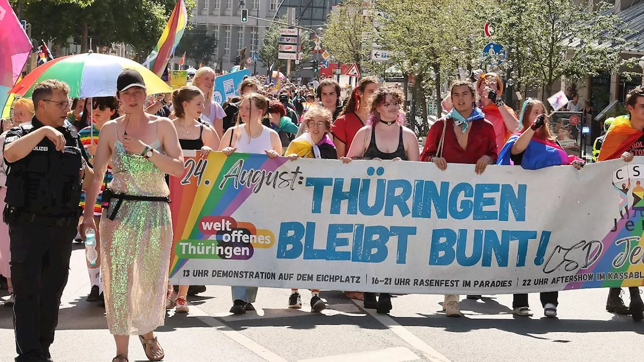 Thüringen: Große Parade beim Christopher Street Day in Jena