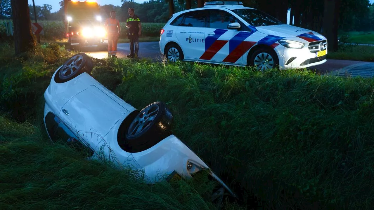 112-nieuws: auto op z'n kant in sloot • zware windstoten op komst