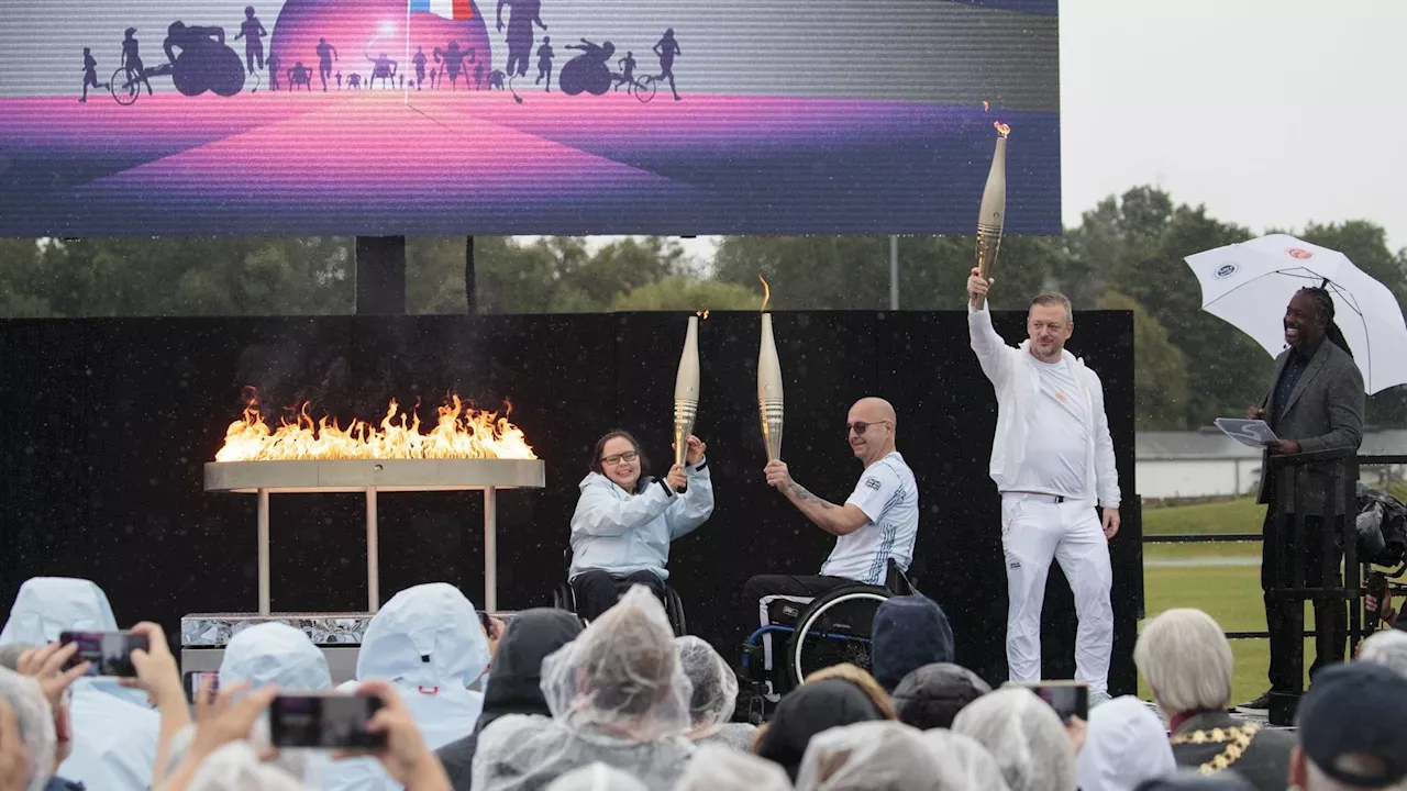 Sous une pluie battante, la flamme des Jeux paralympiques allumée en Angleterre