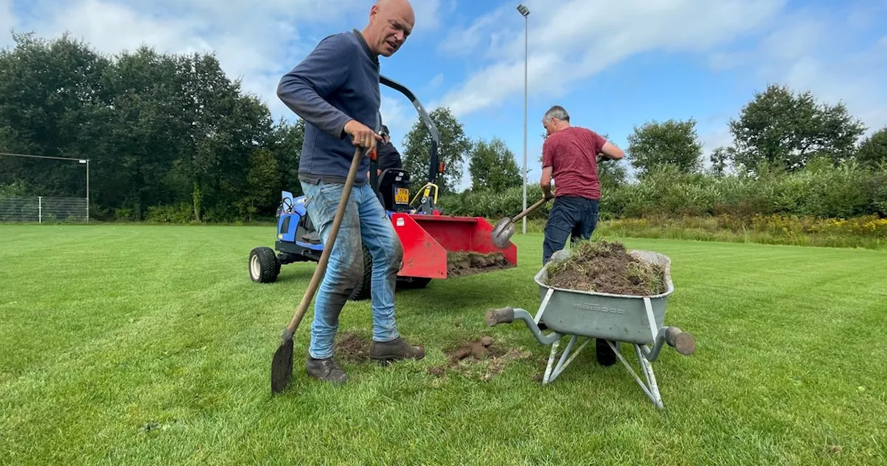 Voetbalverenigingen Beilen binden strijd aan met engerling: 'Hoop dat het aanslaat'