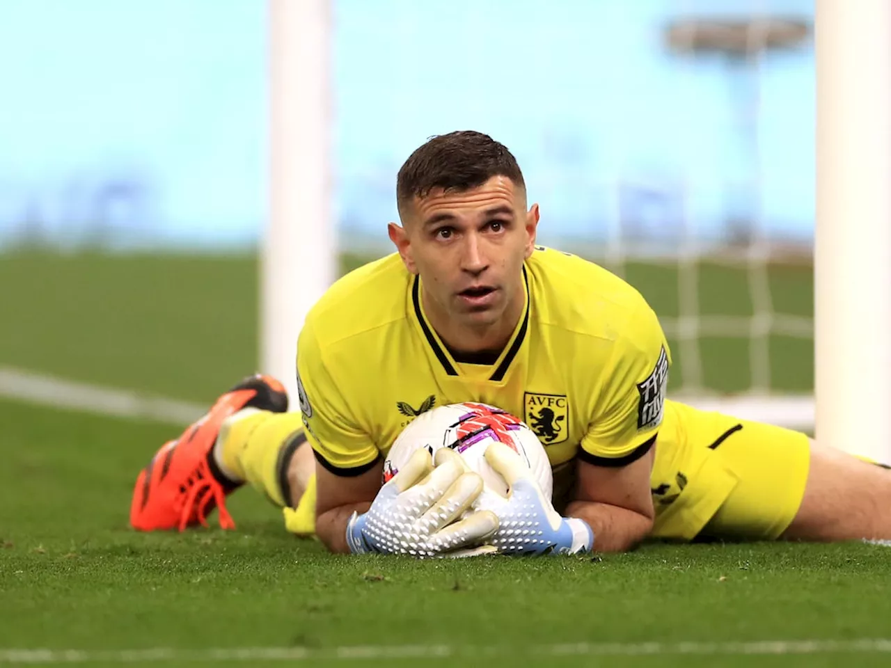 Aston Villa keeper Emi Martinez sends message to Aaron Ramsdale amid Wolves links