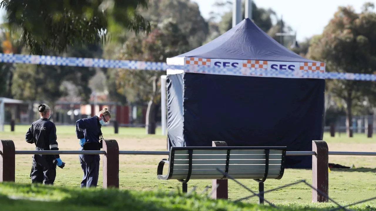 Two police investigations underway after deaths of men in Melbourne and Sydney parks