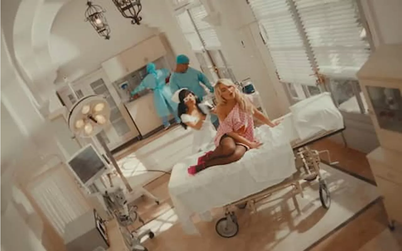 Sabrina Carpenter con Jenna Ortega nel video di Taste