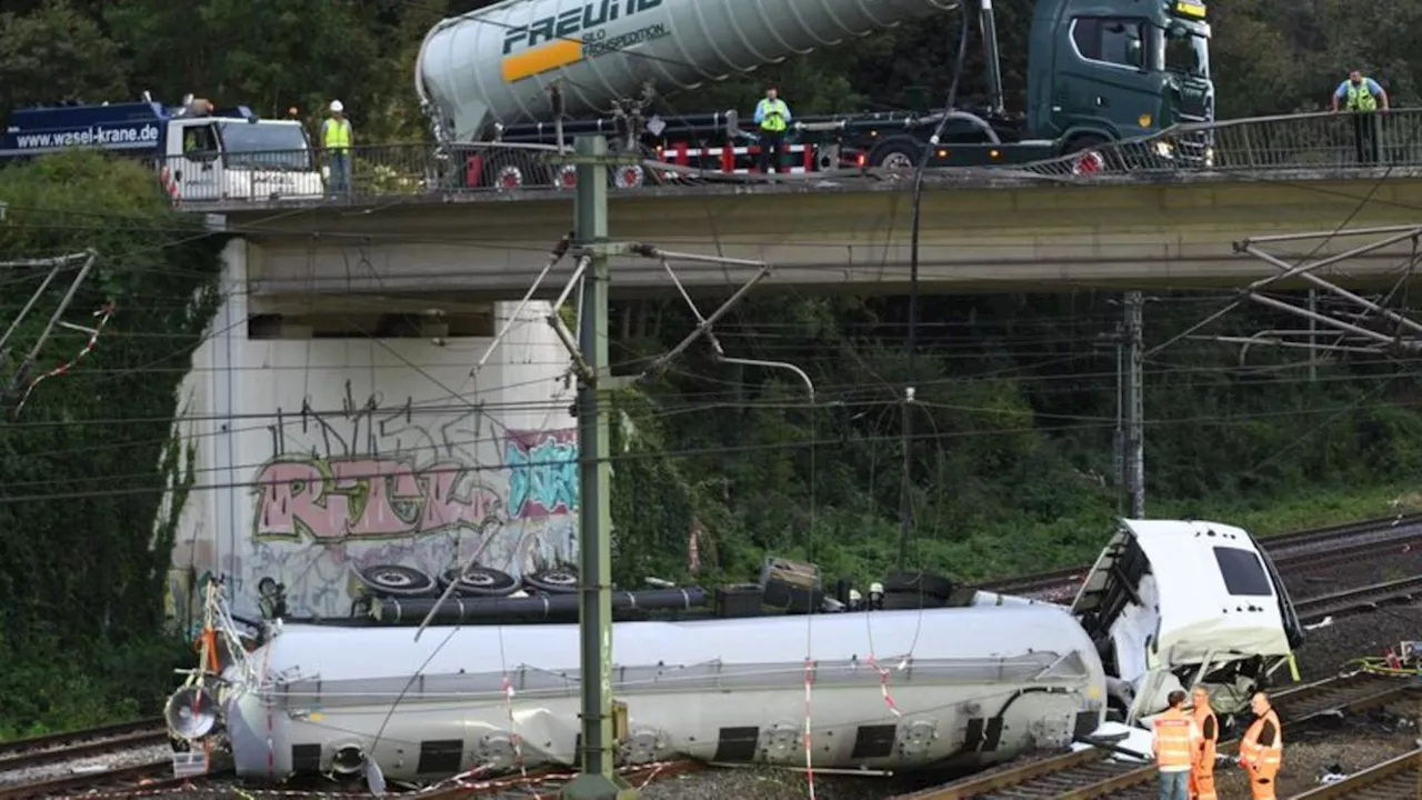 Unfälle: Bahnstrecke Köln-Aachen nach Lkw-Unfall weiter gesperrt