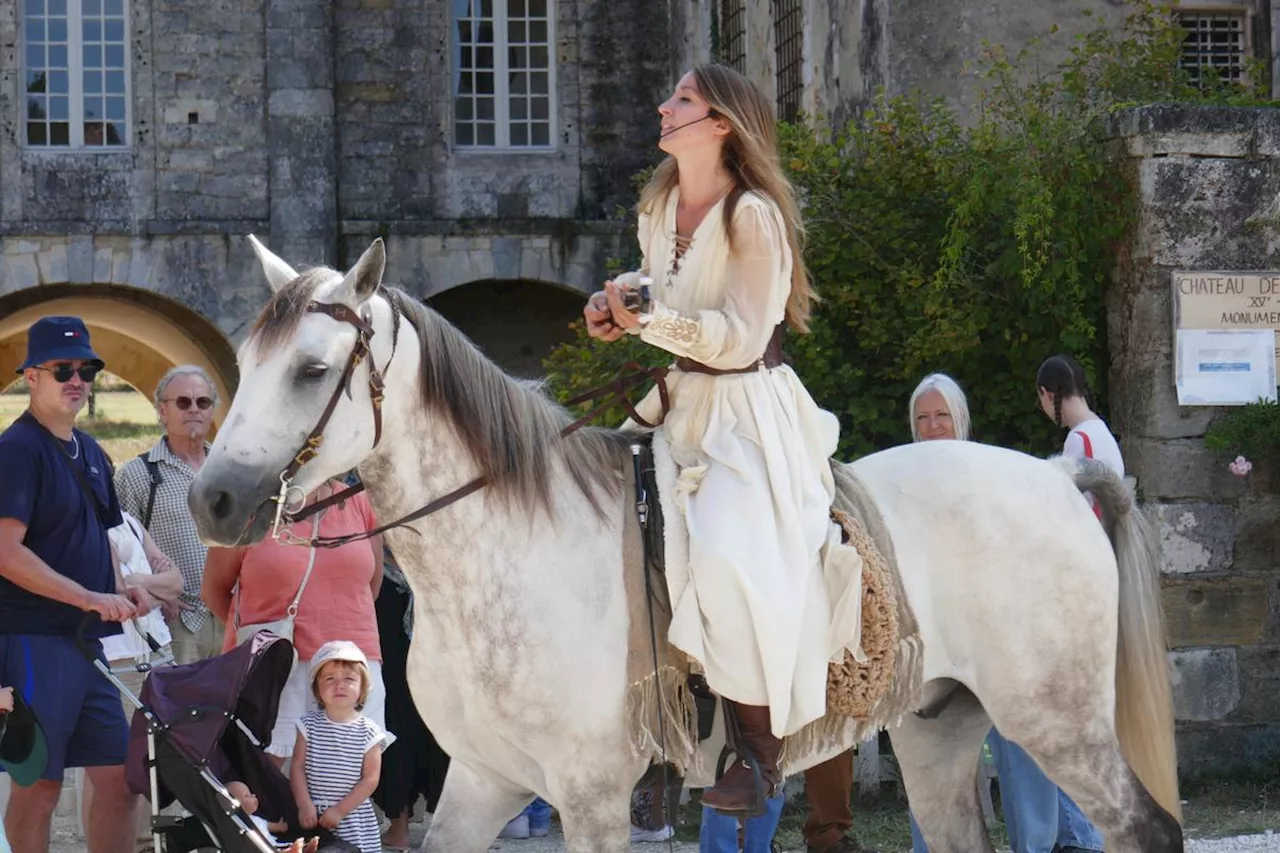 Vidéo. Formée par Bartabas, elle joue des spectacles équestres dans les beaux villages de Dordogne