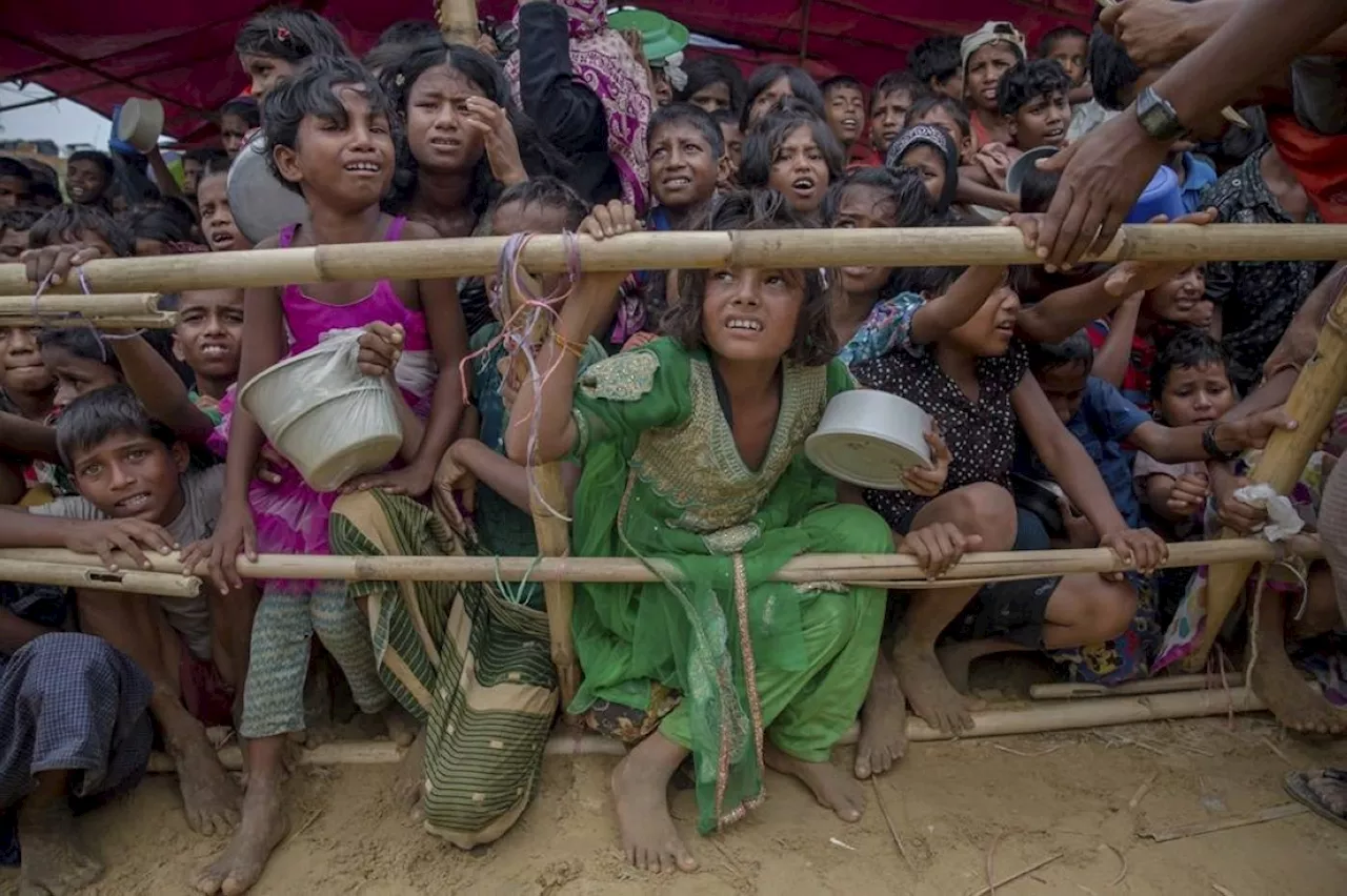 Floods send nearly 300,000 Bangladeshis into shelters