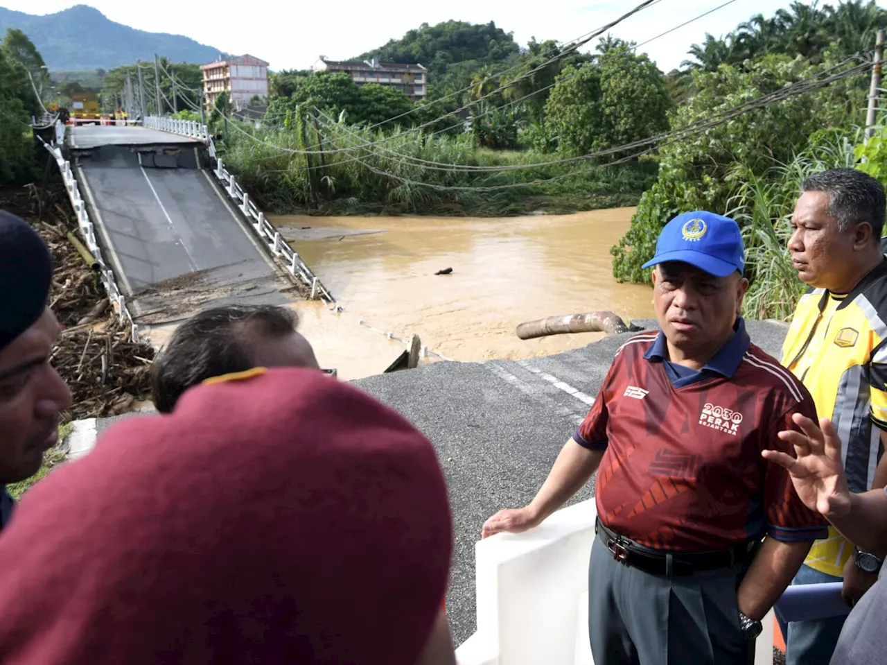 Jambatan runtuh akibat kepala air, penduduk Muallim terputus bekalan air, elektrik