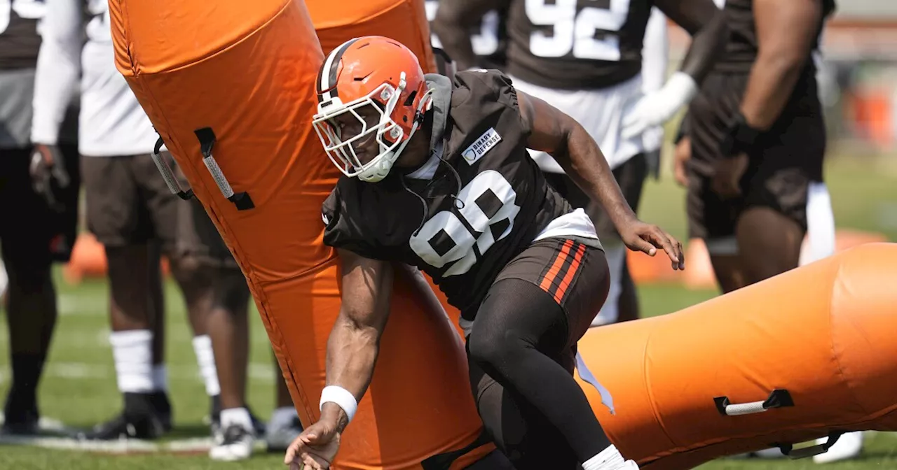 Browns trade defensive tackle to Bears ahead of roster cut deadline