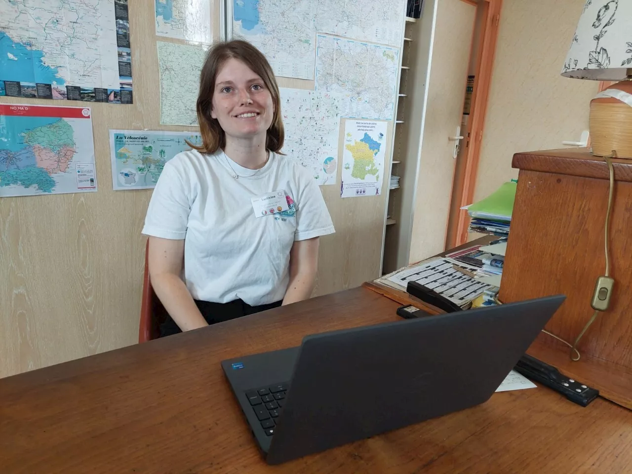 Ludivine est saisonnière à l'Office de tourisme de Domfront