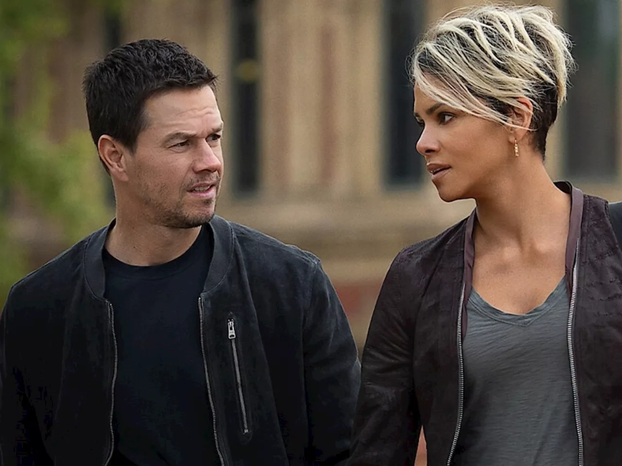 En Netflix El sindicato, con Mark Wahlberg y Halle Berry, es como una con Tom Cruise