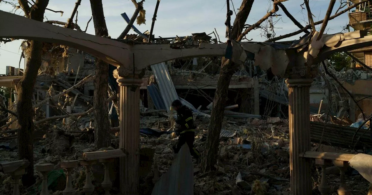 Bombe russe su hotel di Kramatorsk: feriti due giornalisti, un terzo disperso sotto le macerie