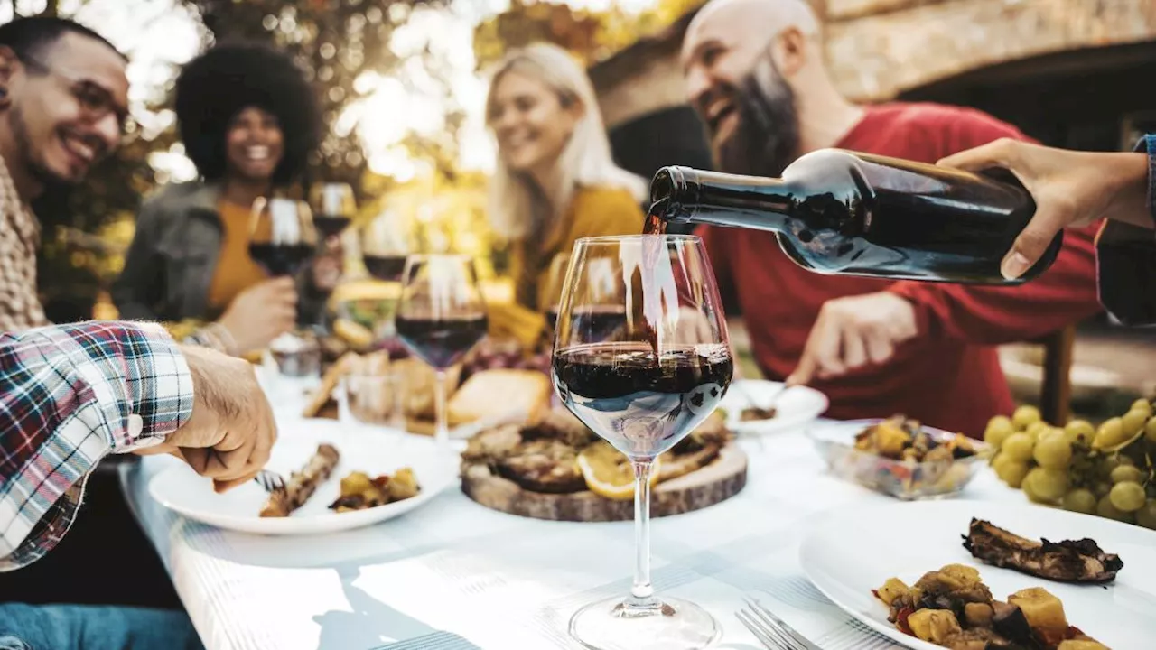 Se l'alcol è cancerogeno, perché il vino rosso fa ancora parte della dieta mediterranea?