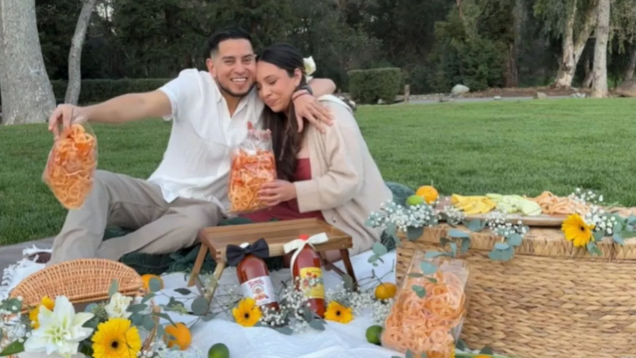 VIDEO: pareja se hace viral por una revelación de género comiendo chicharrones con salsa Valentina o Tapatío