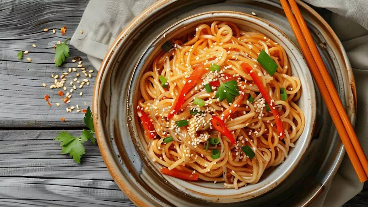 मसालेदार और टेस्टी खाने का हो मन, तो किचन में झटपट तैयार करें Chilli Garlic Noodles