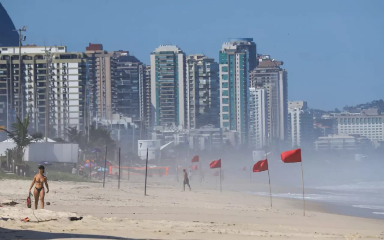 Bombeiros entram no segundo dia de buscas por homem que se afogou no mar da Barra