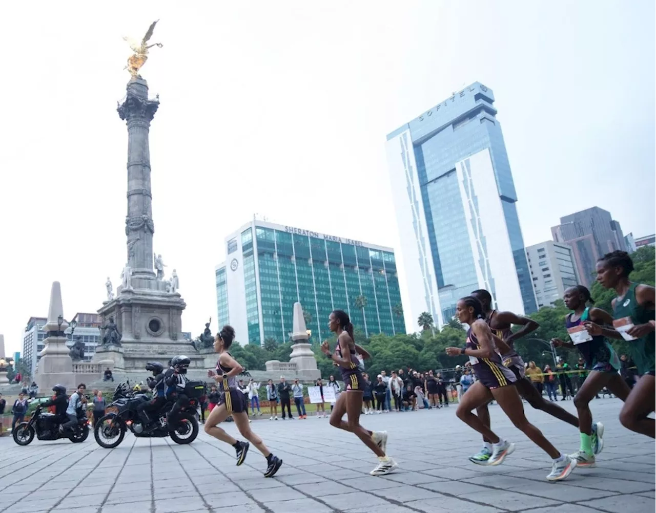 Luchadores, súperheroes y guerreros azteca en el Maratón de la CDMX