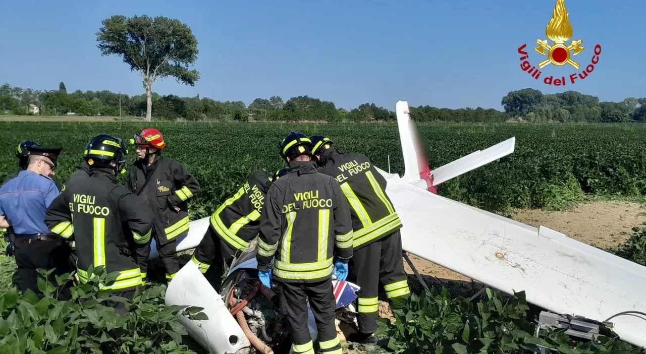 Aereo ultraleggero precipita in un campo: morto sul colpo il pilota 60enne, ferita una donna di 55 anni