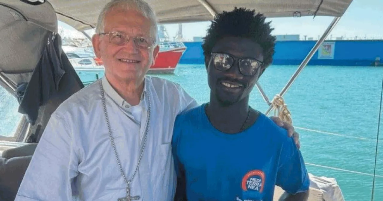 Migranti, la nave della Cei insieme a Casarini: la sfida al governo