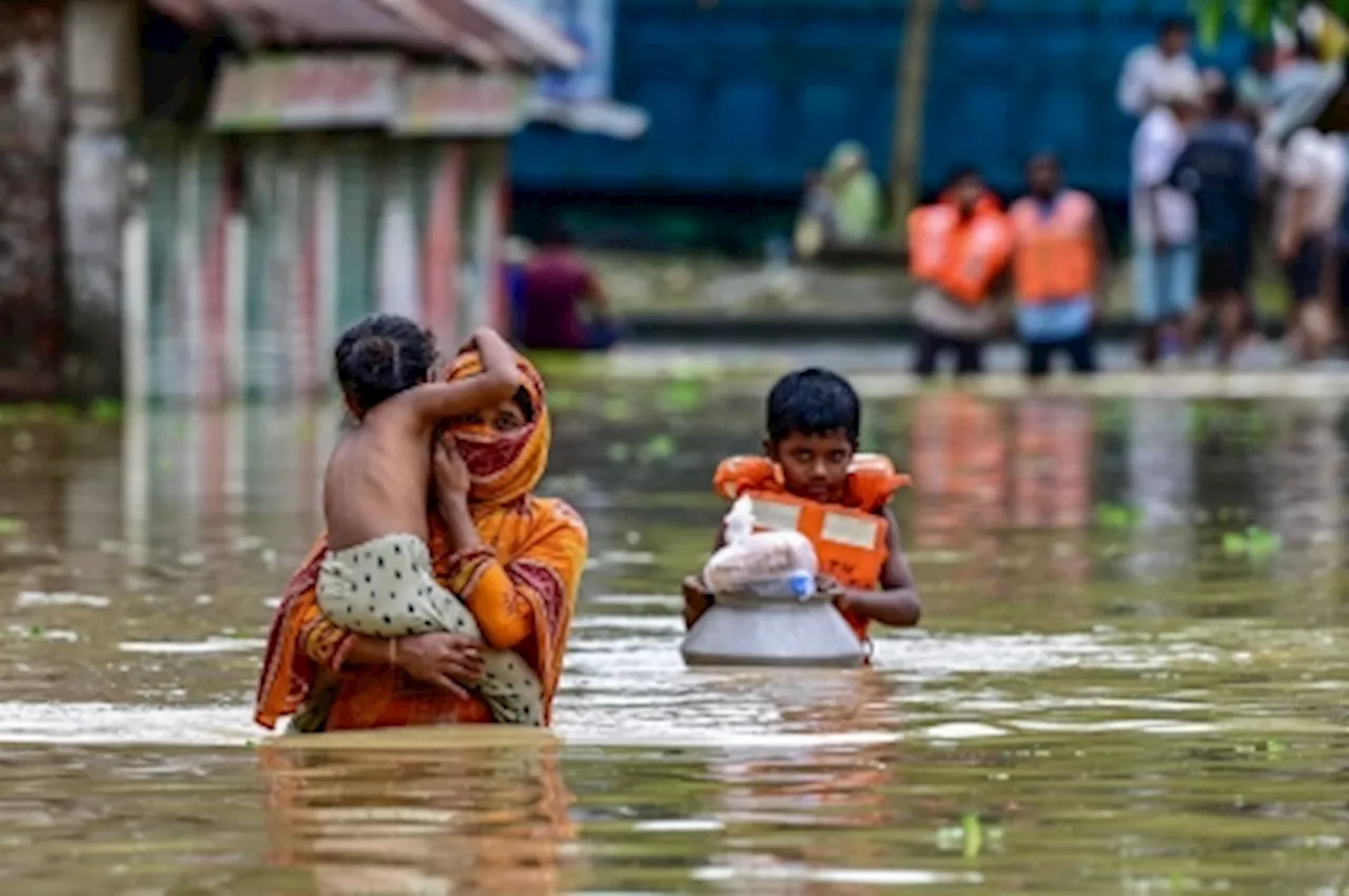 River waters recede in low-lying Bangladesh, 300,000 still in shelters after deadly floods