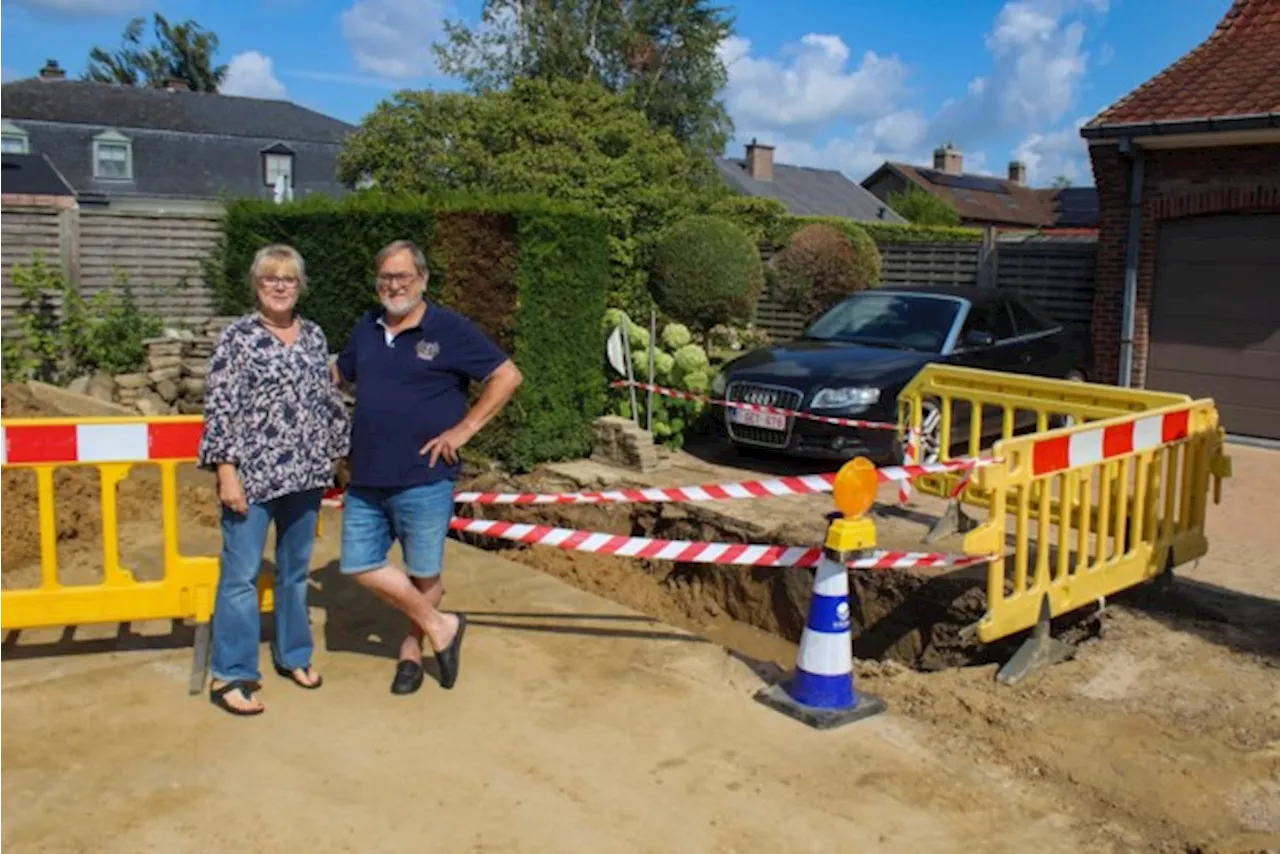 Grondverzakking in straat van Marie-Christine en Niklaas na zoveelste waterlek: “We hebben zelfs bidons water