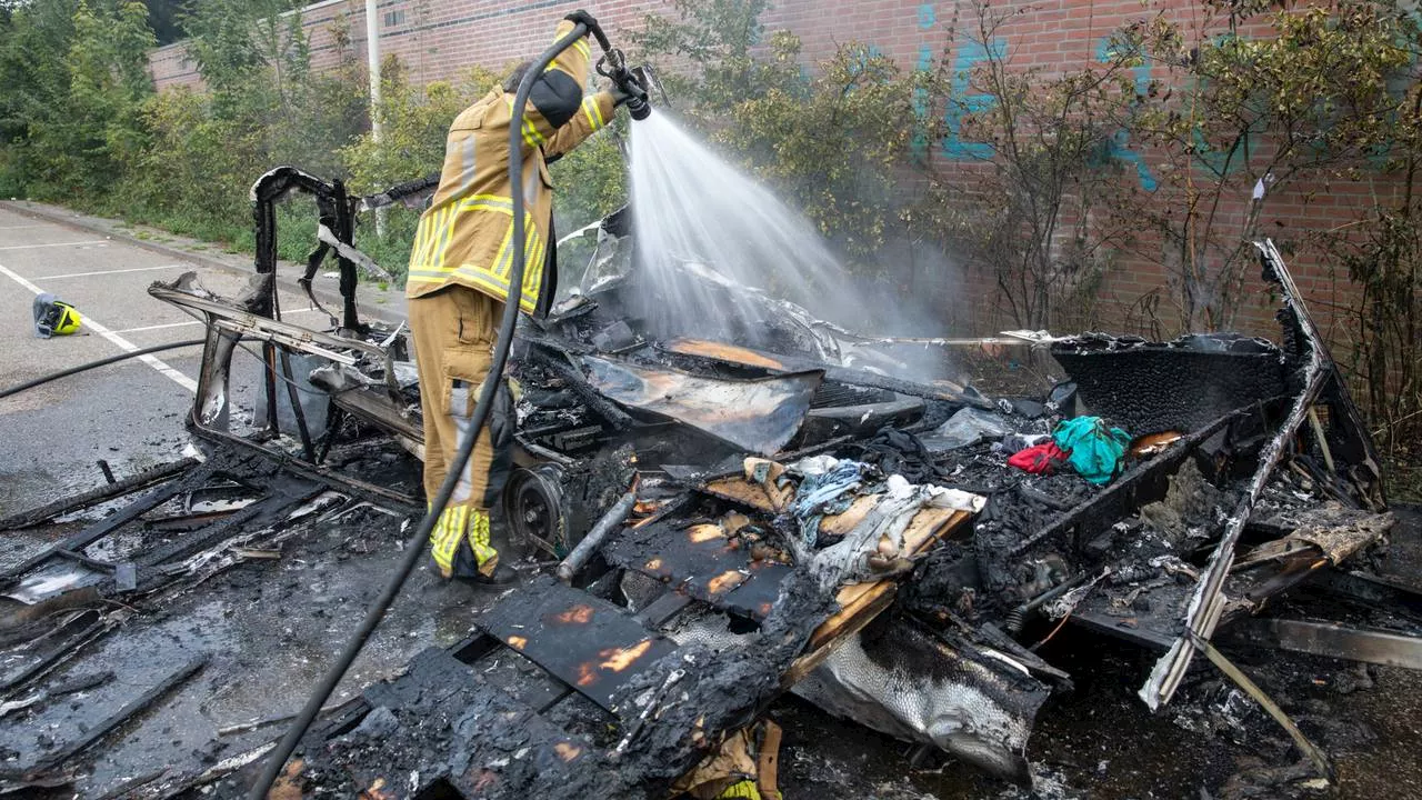 112-nieuws: caravan uitgebrand • smeltende zonnepanelen bij brand op dak