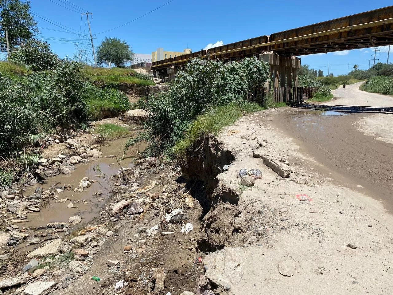 En Silao preocupa un deslave cerca del río a la altura del cruce ferroviario