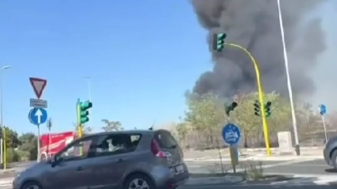 Incendio a Roma, brucia ancora la zona di Cinecittà: fumo nero nel quartiere