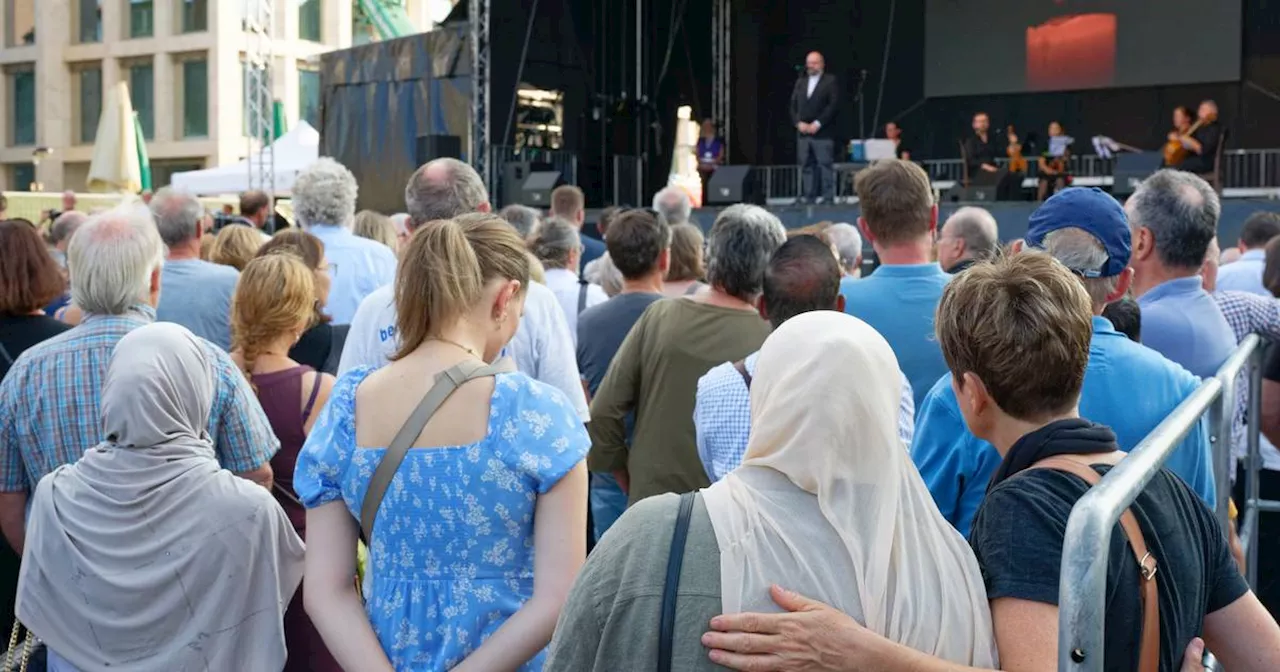 Solingen: Stille Gedenkfeier auf dem Neumarkt