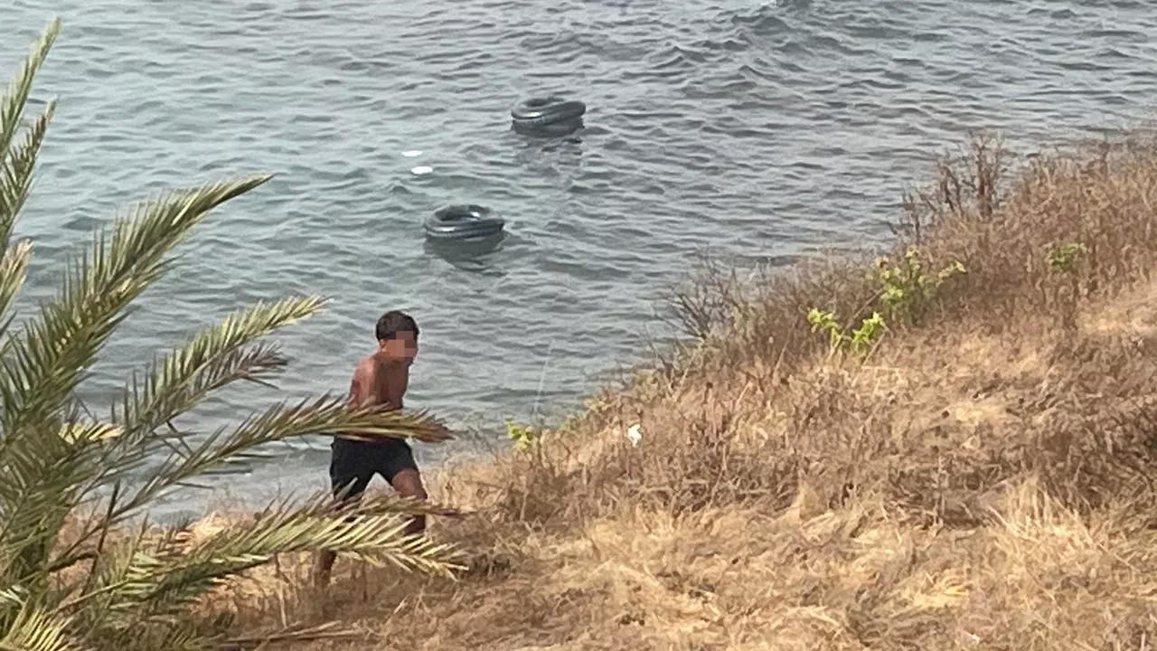 Más de una decena de menores migrantes llegan a Ceuta con flotadores